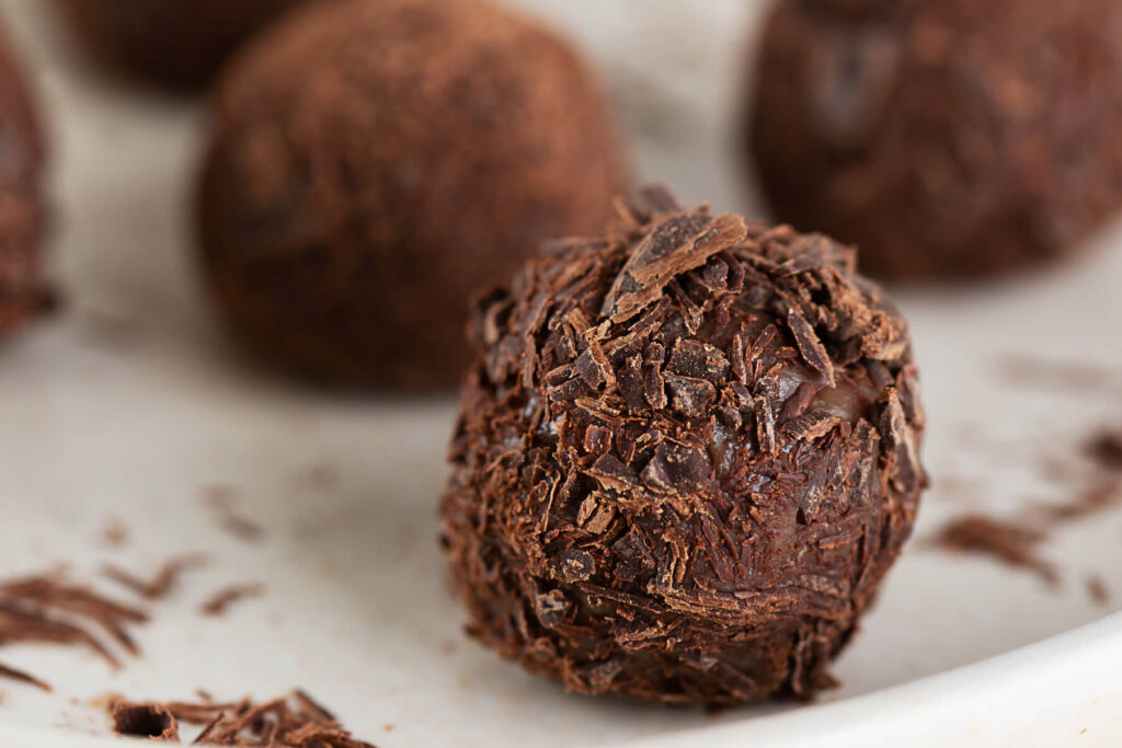 Brigadeiro in drei Varianten – schnelle brasilianische Pralinen mit Schokolade, Kokos und Cashews