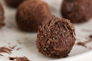 Brigadeiro in drei Varianten – schnelle brasilianische Pralinen mit Schokolade, Kokos und Cashews