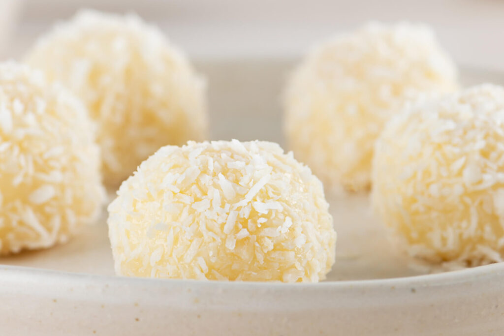 Brigadeiro in drei Varianten – schnelle brasilianische Pralinen mit Schokolade, Kokos und Cashews
