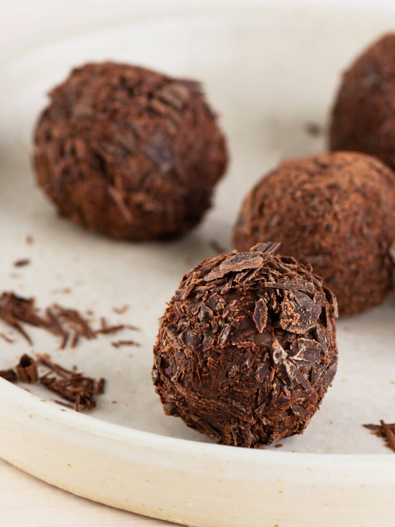 Brigadeiro in drei Varianten – schnelle brasilianische Pralinen mit Schokolade, Kokos und Cashews