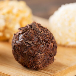 Brigadeiro in drei Varianten – schnelle brasilianische Pralinen mit Schokolade, Kokos und Cashews