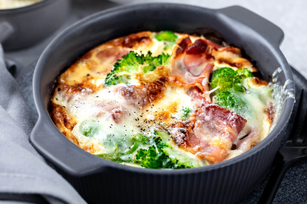 Brokkoli-Schinken-Auflauf in cremiger Eier-Sahne-Soße aus dem Ofen