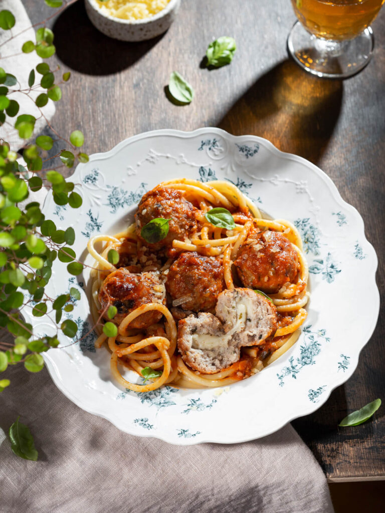 Bucatini mit gefüllten Fleischbällchen mit geschmolzenem Mozzarella-Kern