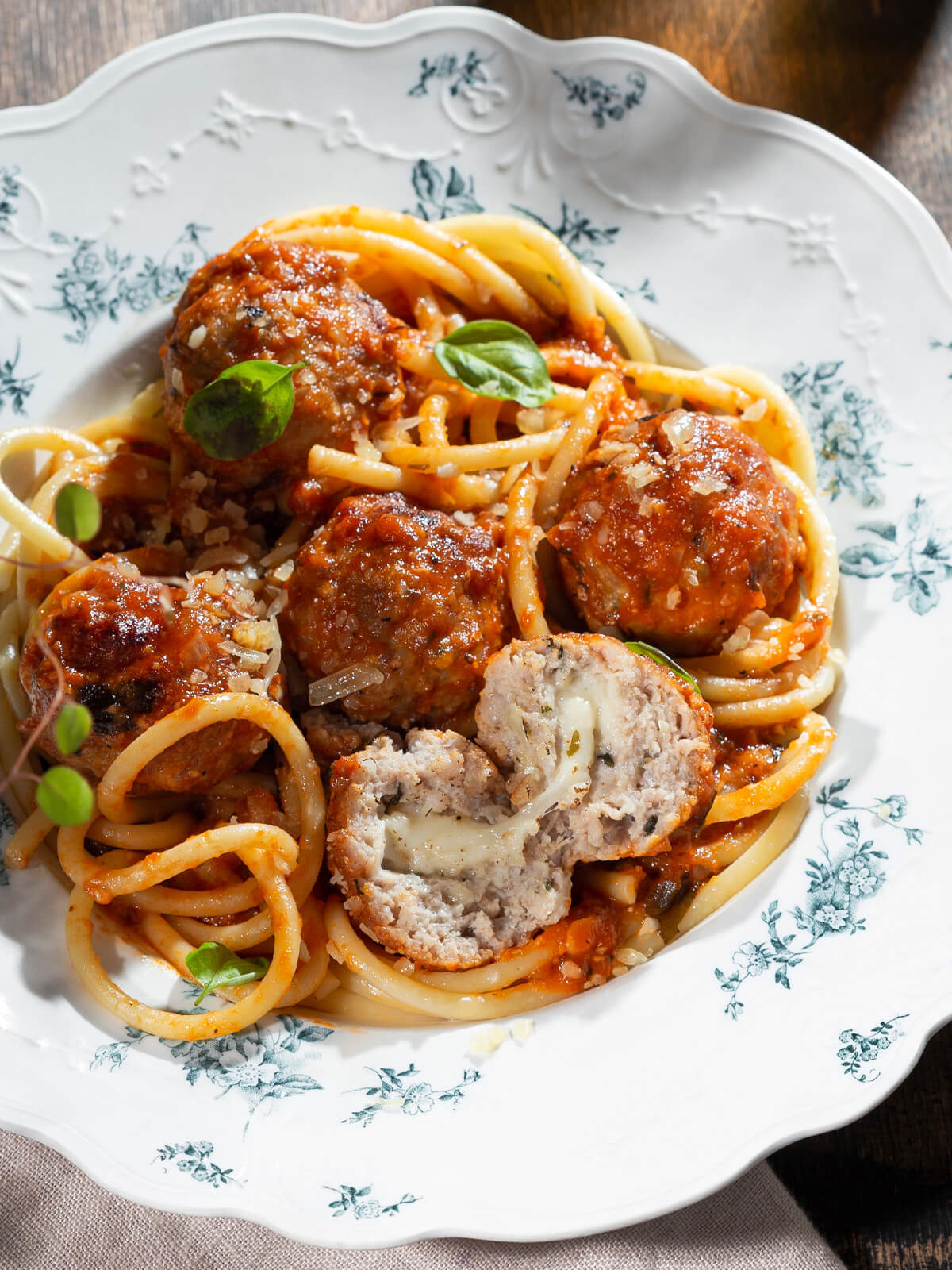 Bucatini mit gefüllten Fleischbällchen mit geschmolzenem Mozzarella-Kern