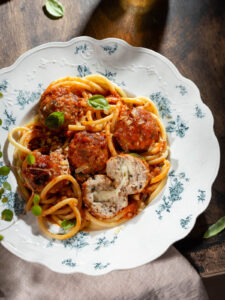 Bucatini mit gefüllten Fleischbällchen mit geschmolzenem Mozzarella-Kern