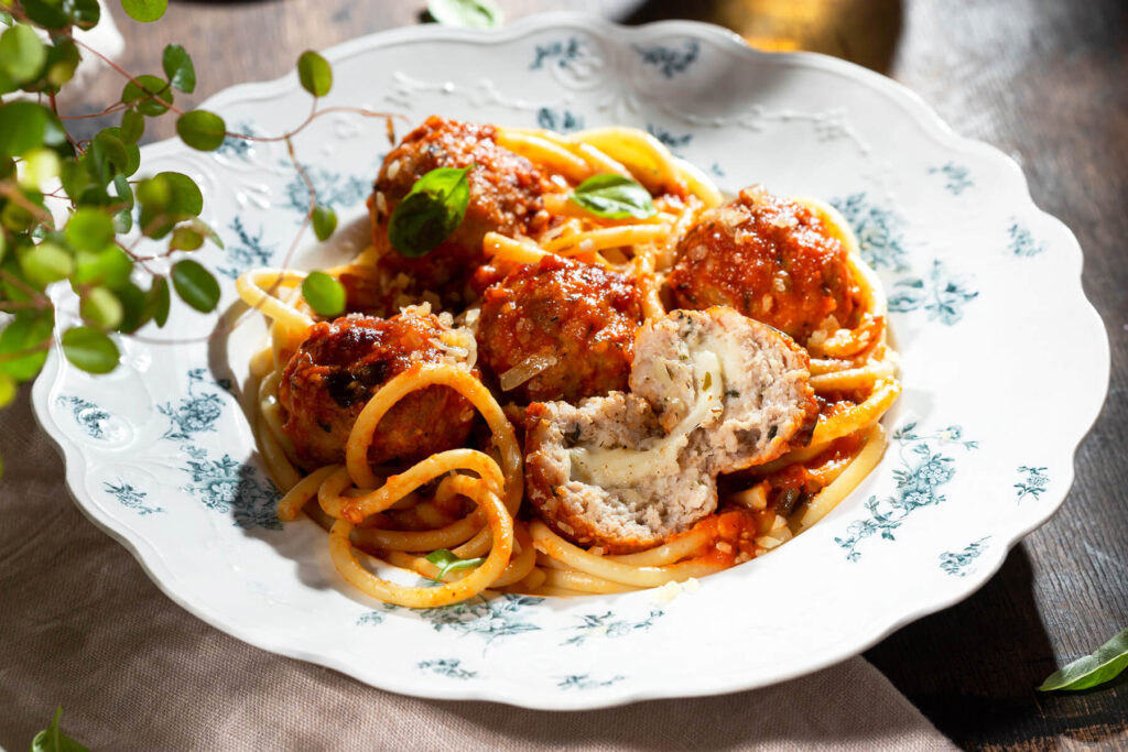 Bucatini mit gefüllten Fleischbällchen mit geschmolzenem Mozzarella-Kern