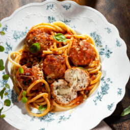 Bucatini mit gefüllten Fleischbällchen mit geschmolzenem Mozzarella-Kern