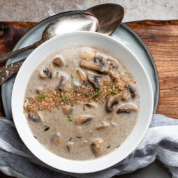 Cremige Champignon-Suppe mit Thymian