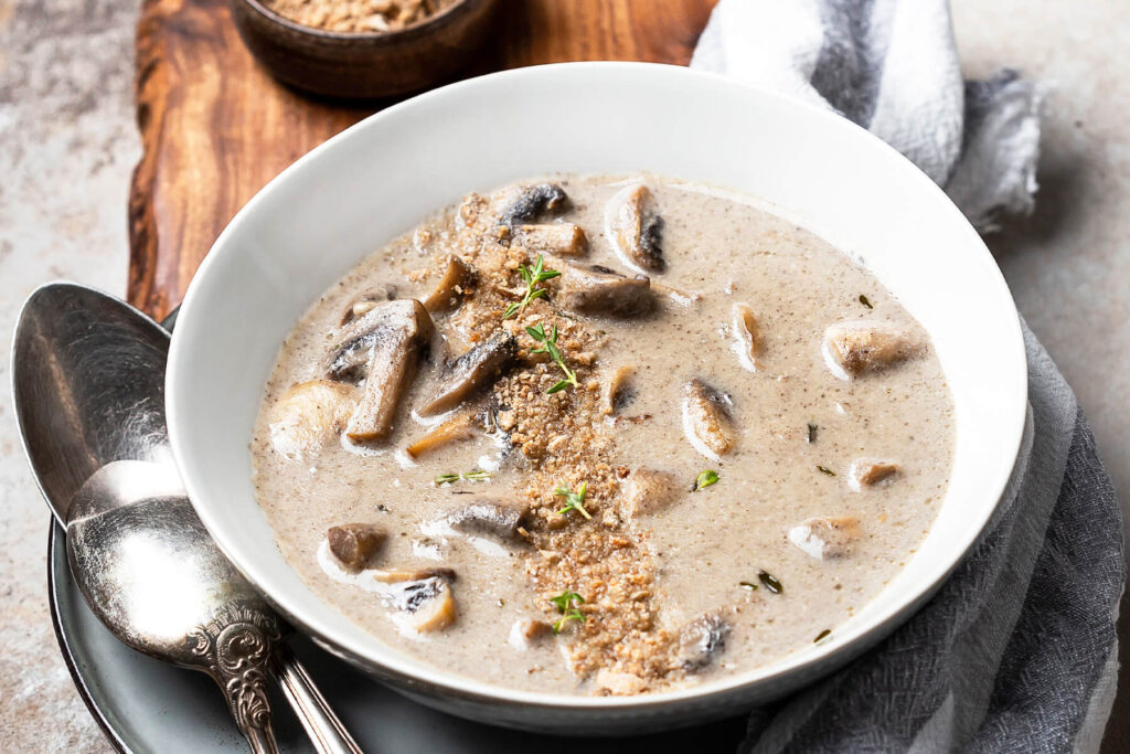 Cremige Champignon-Suppe mit Thymian