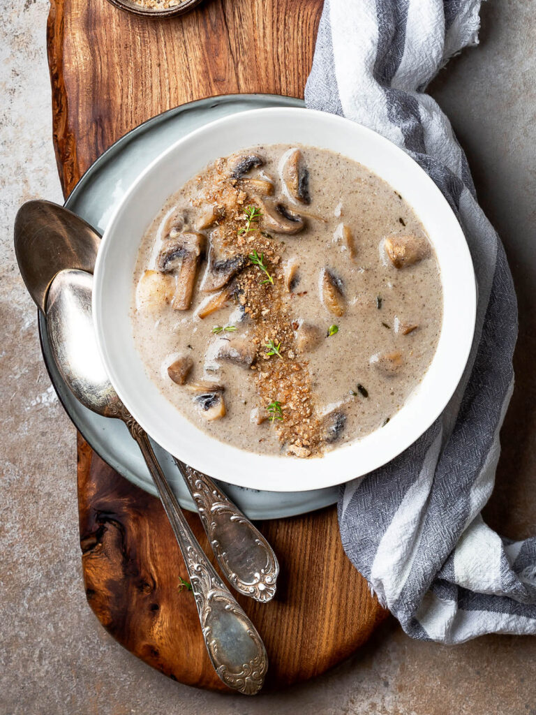 Cremige Champignon-Suppe mit Thymian