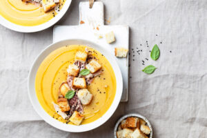 Cremige Linsensuppe mit geräucherter Hähnchennote