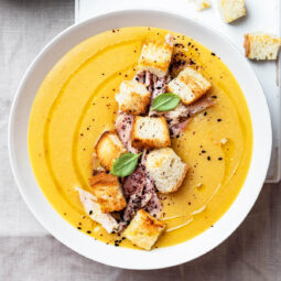 Cremige Linsensuppe mit geräucherter Hähnchennote