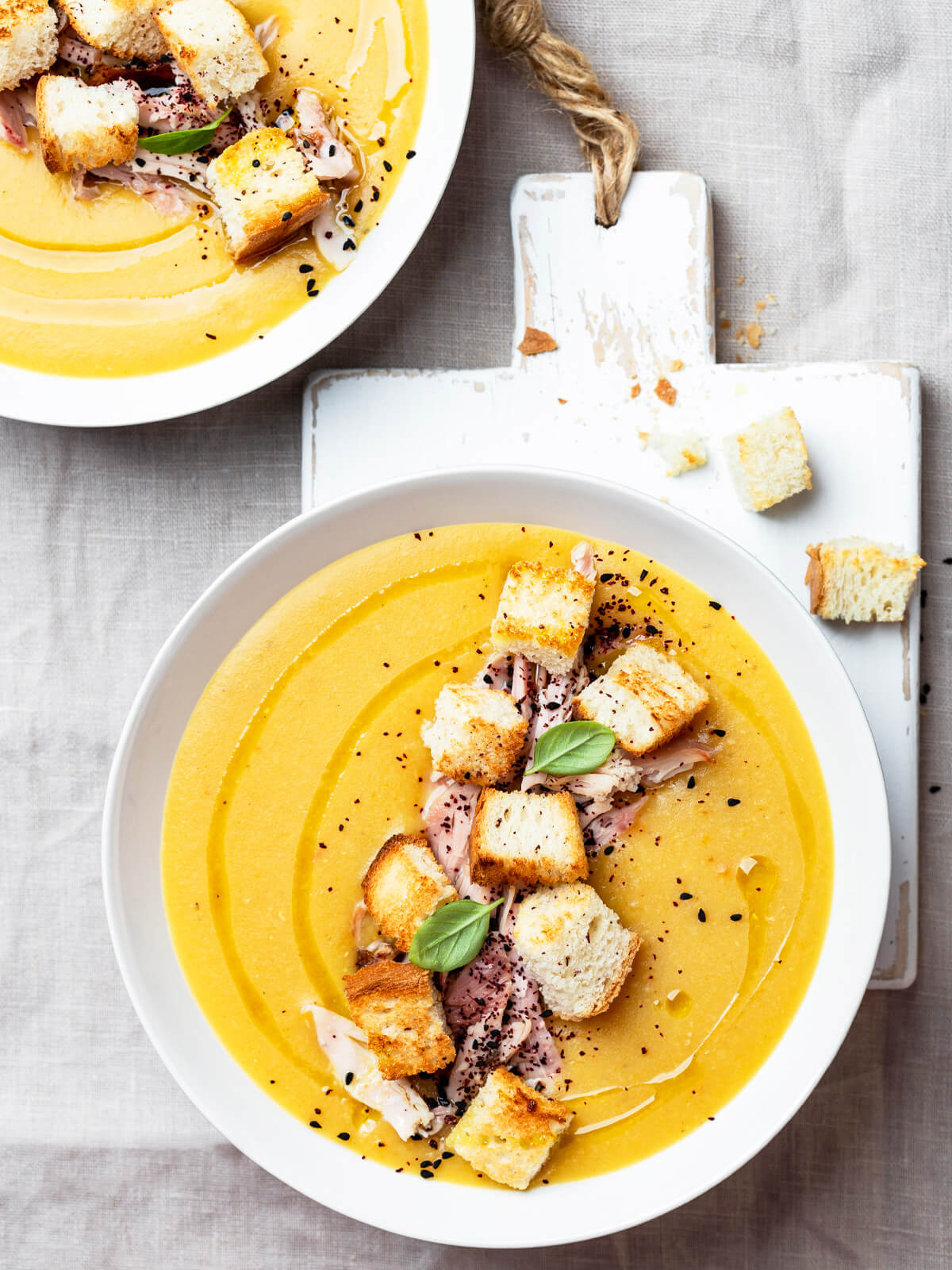 Cremige Linsensuppe mit geräucherter Hähnchennote