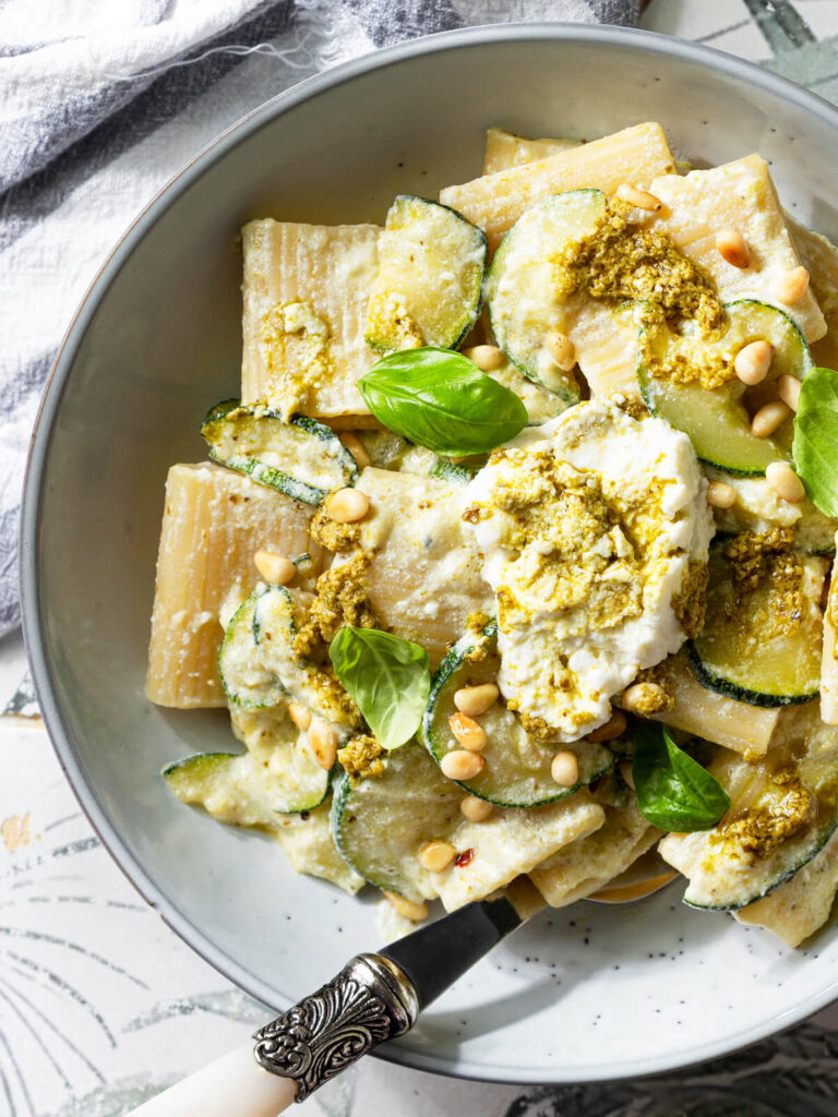 Cremige Pasta mit Zucchini, Ricotta & Pesto