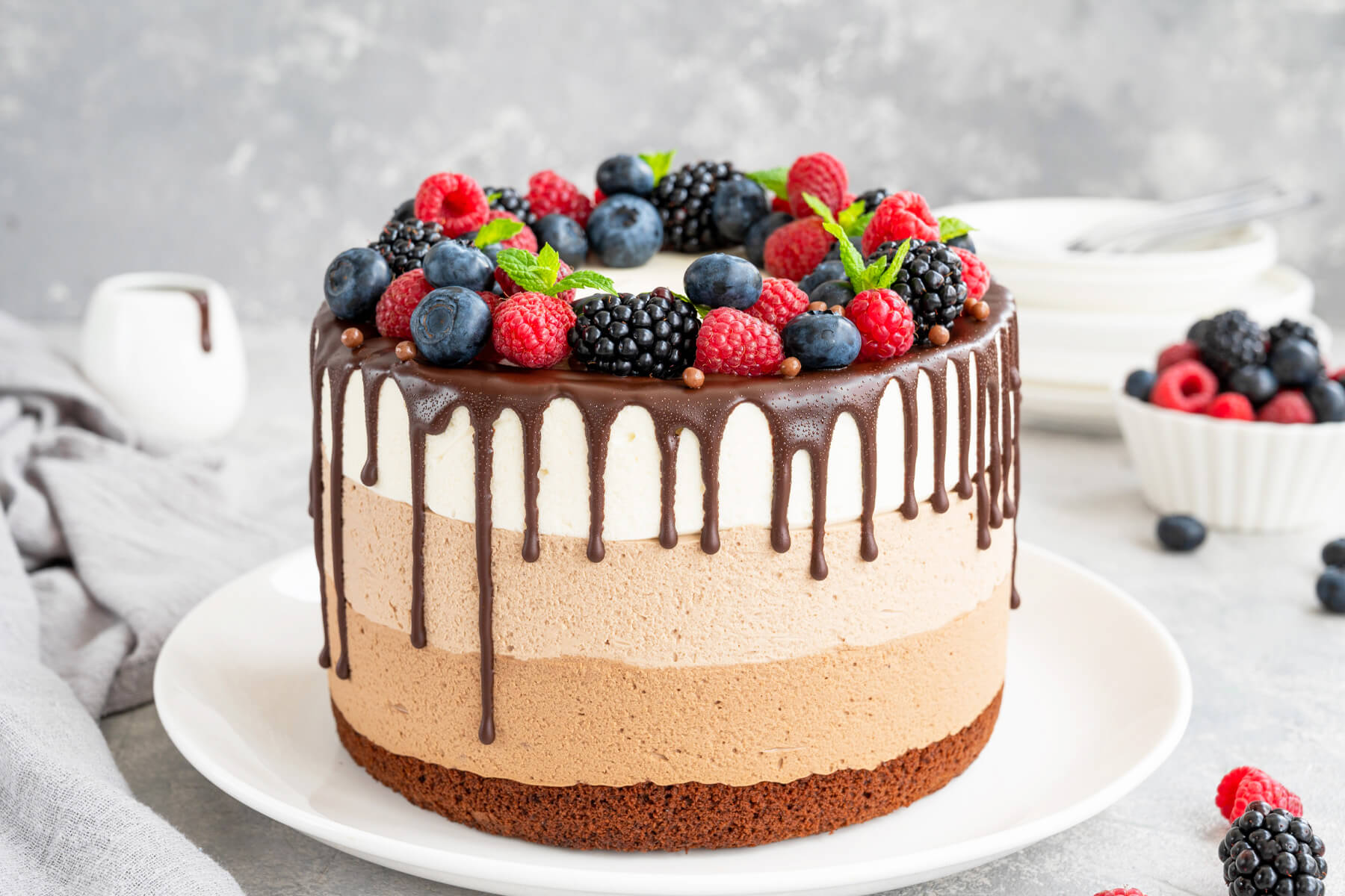 Drei-Schokoladen-Mousse-Torte mit Schoko-Drip