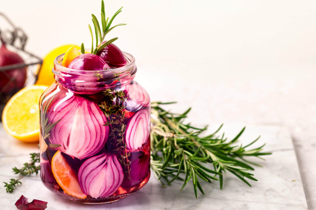 Eingelegte rote Zwiebeln mit Kräutern