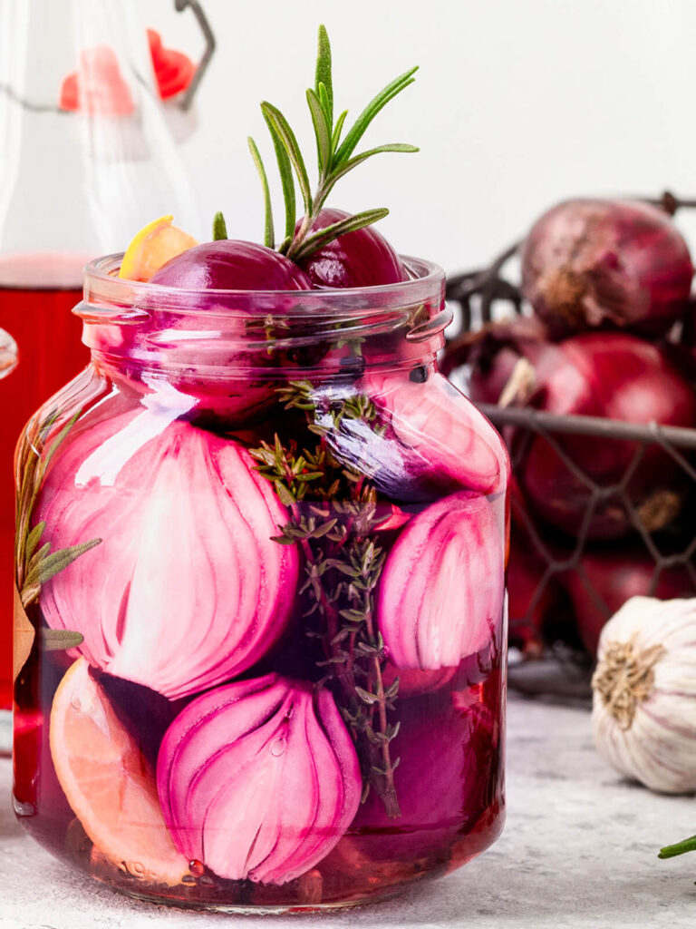 Eingelegte rote Zwiebeln mit Kräutern