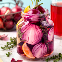 Eingelegte rote Zwiebeln mit Kräutern