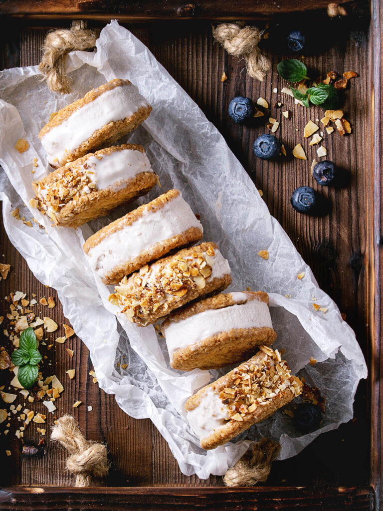 Eis-Sandwiches mit Haferkeksen
