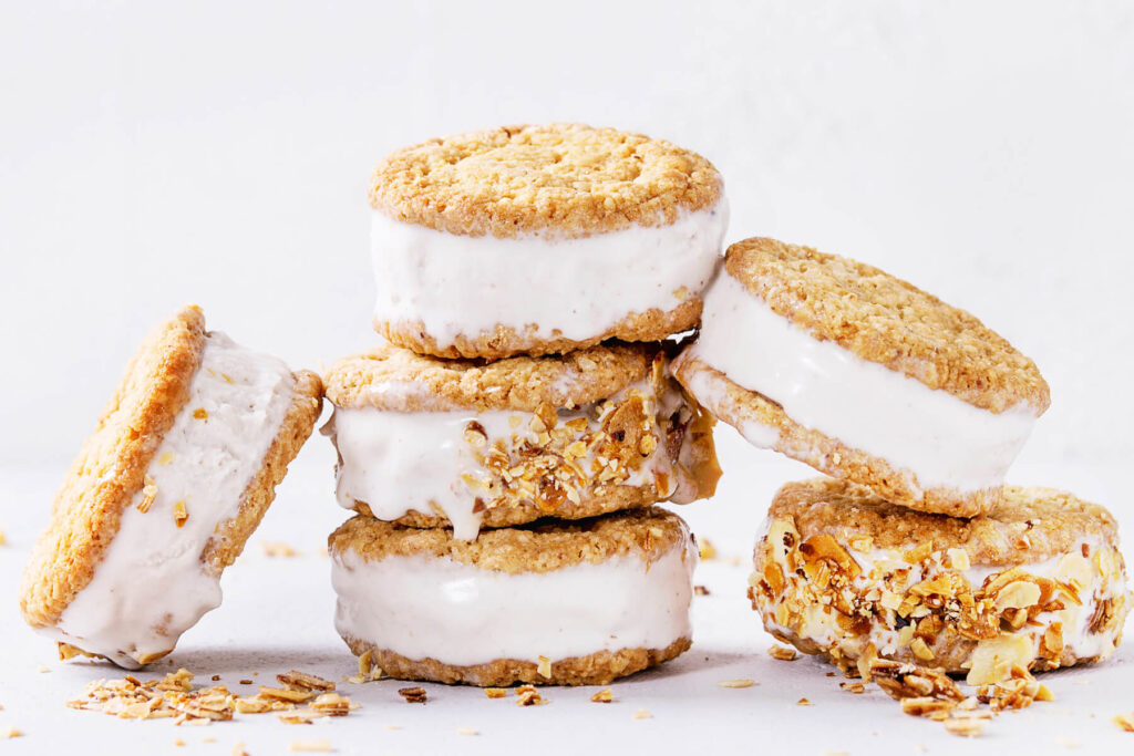 Eis-Sandwiches mit Haferkeksen