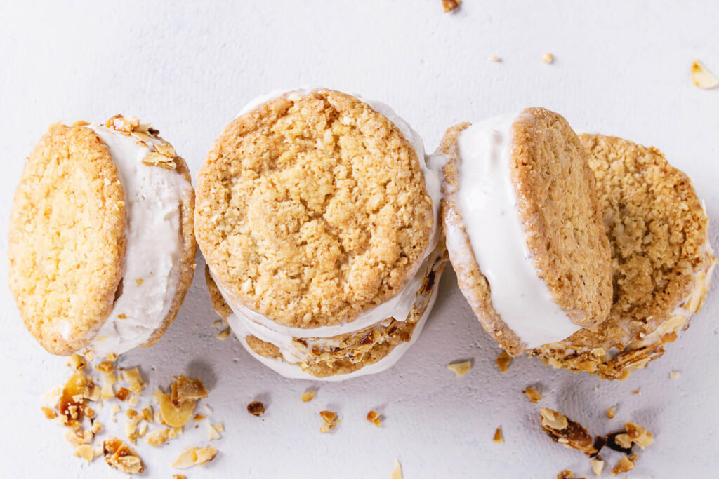 Eis-Sandwiches mit Haferkeksen