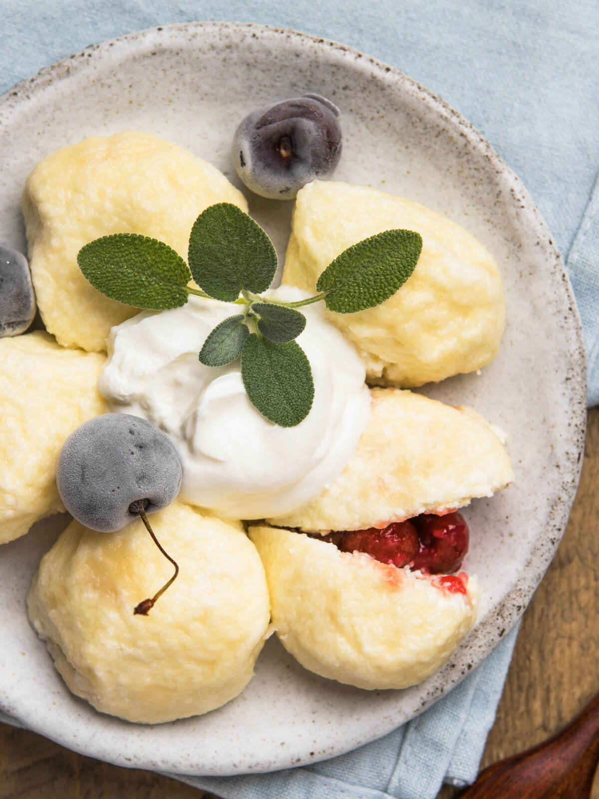 Faule Quarkklößchen mit Kirschen