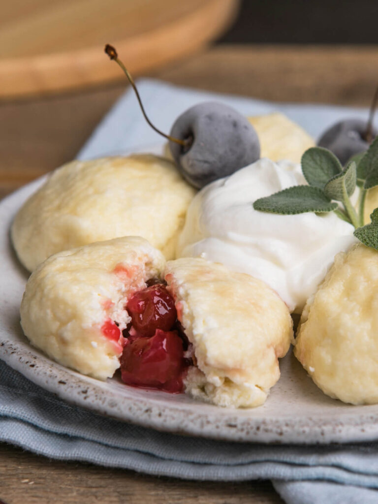 Faule Quarkklößchen mit Kirschen