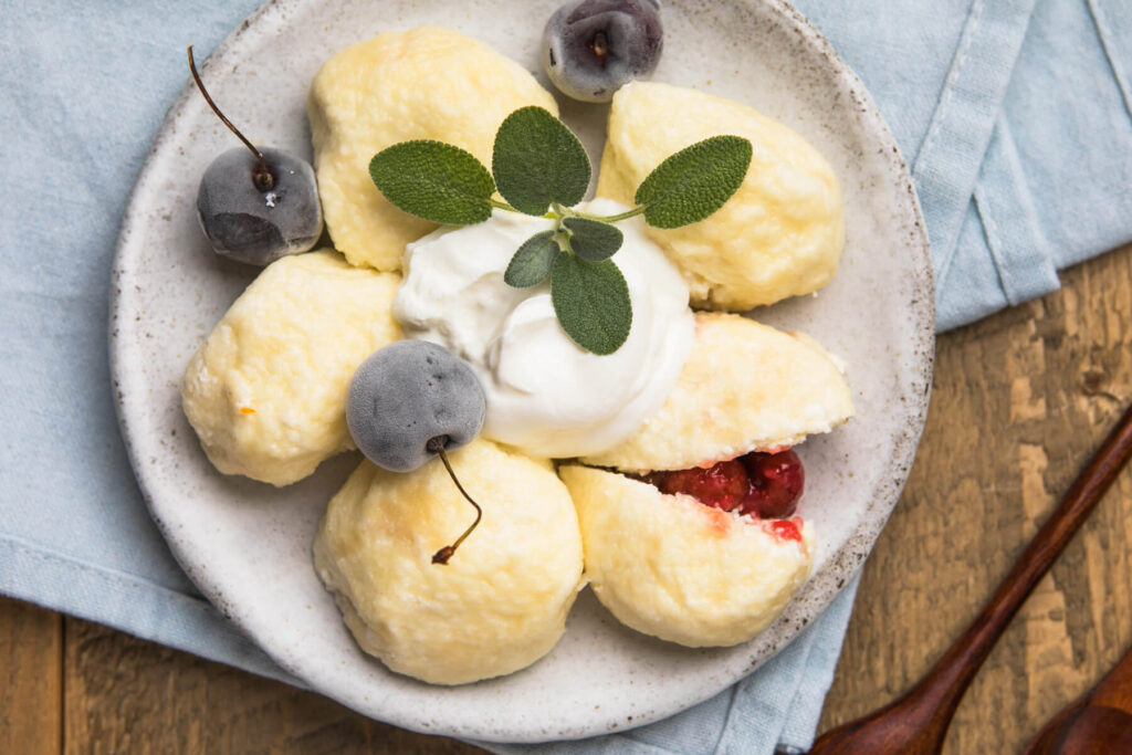 Faule Quarkklößchen mit Kirschen