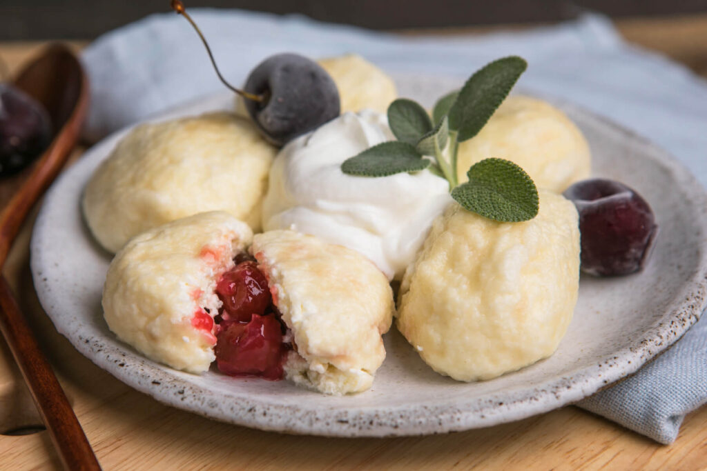 Faule Quarkklößchen mit Kirschen