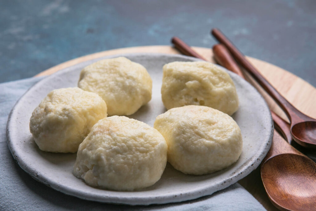 Faule Quarkklößchen mit Kirschen