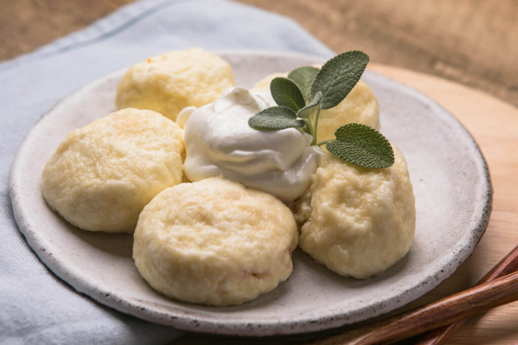 Faule Quarkklößchen mit Kirschen
