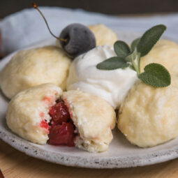 Faule Quarkklößchen mit Kirschen
