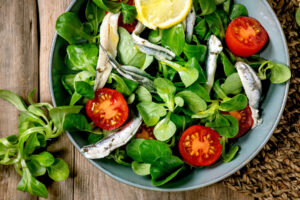 Feldsalat mit marinierten Sardellen und Kirschtomaten