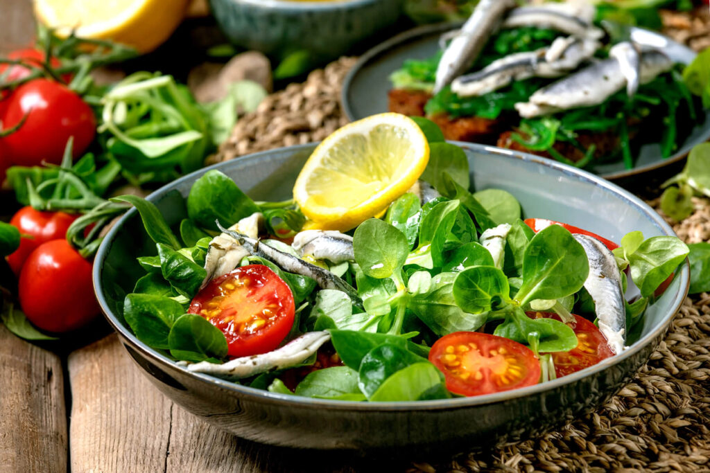 Feldsalat mit marinierten Sardellen und Kirschtomaten