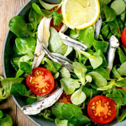 Feldsalat mit marinierten Sardellen und Kirschtomaten