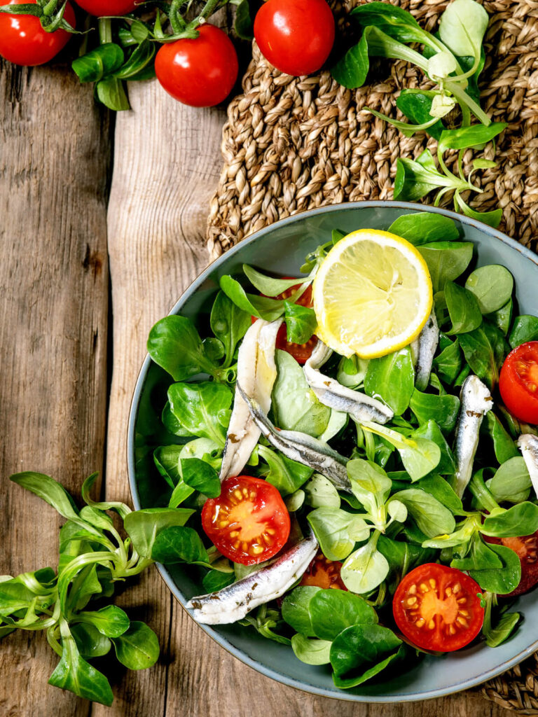 Feldsalat mit marinierten Sardellen und Kirschtomaten