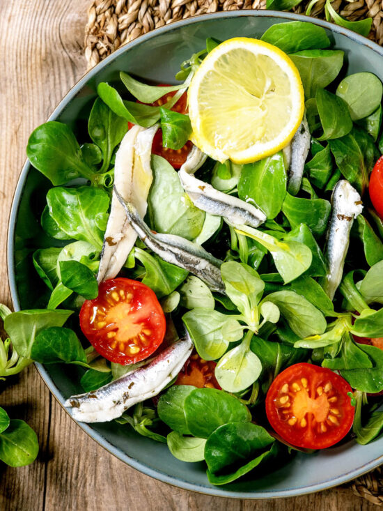 Feldsalat mit marinierten Sardellen und Kirschtomaten
