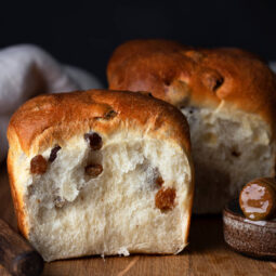 Fluffige Rosinen-Brioche mit Hefevorteig
