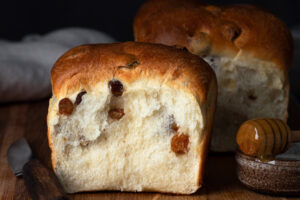 Fluffige Rosinen-Brioche mit Hefevorteig