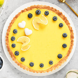 Französische Zitronen-Tarte mit Blaubeeren (klassische Tarte au Citron)