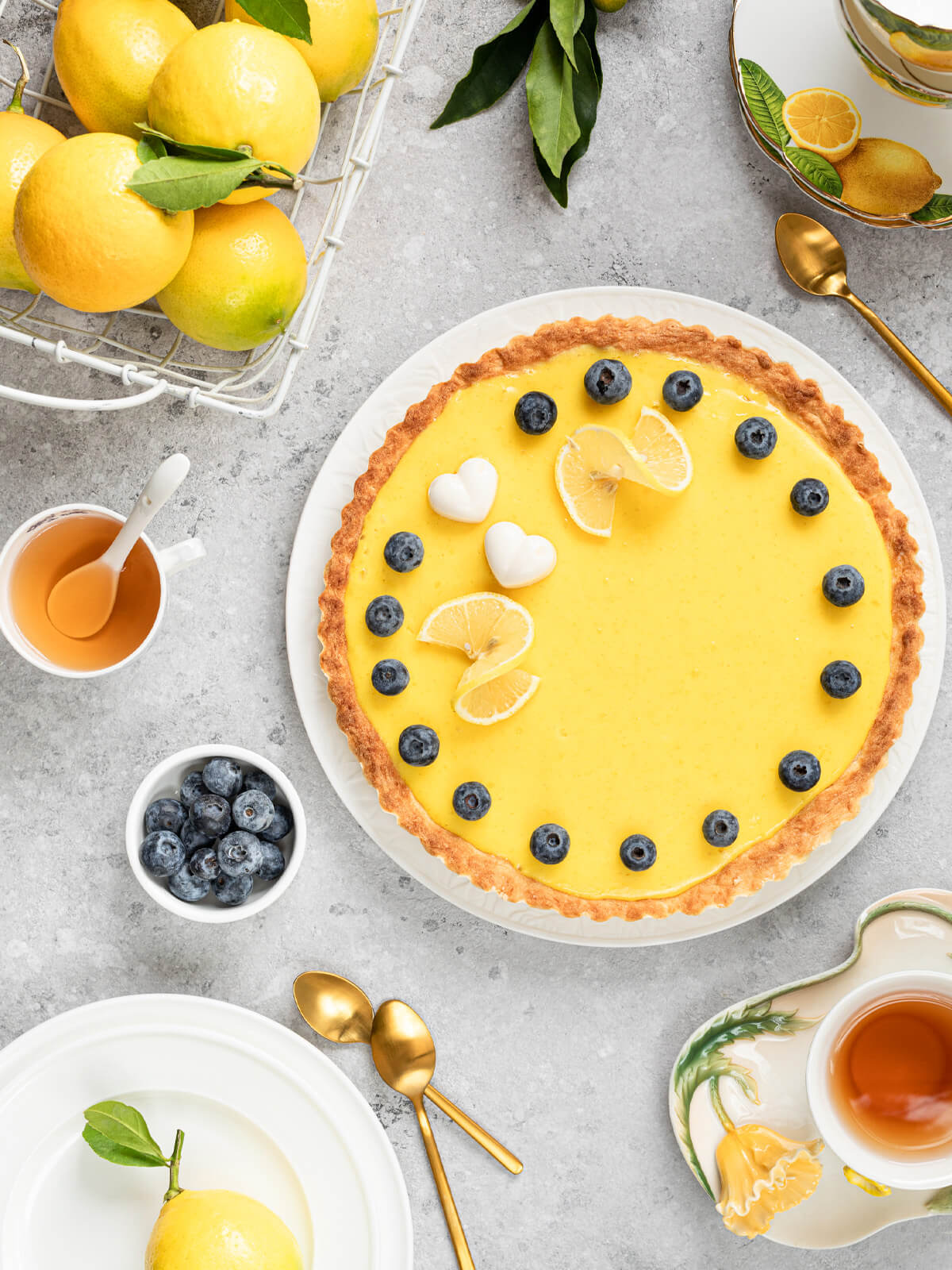 Französische Zitronen-Tarte mit Blaubeeren