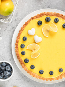 Französische Zitronen-Tarte mit Blaubeeren