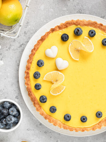 Französische Zitronen-Tarte mit Blaubeeren (klassische Tarte au Citron)