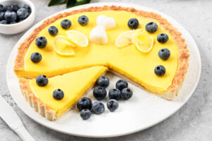Französische Zitronen-Tarte mit Blaubeeren (klassische Tarte au Citron)