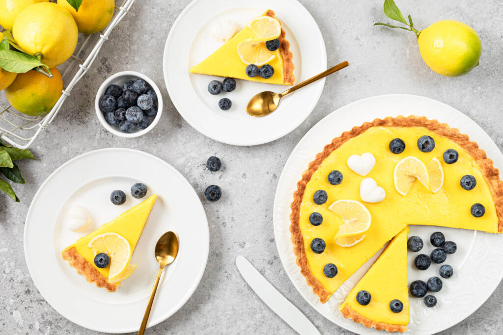 Französische Zitronen-Tarte mit Blaubeeren (klassische Tarte au Citron)