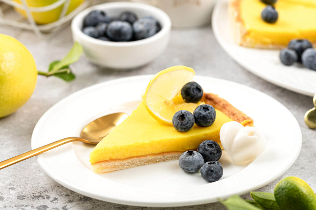 Französische Zitronen-Tarte mit Blaubeeren (klassische Tarte au Citron)