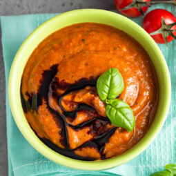 Gazpacho aus geröstetem Gemüse mit Avocado