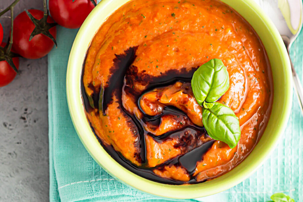 Gazpacho aus geröstetem Gemüse mit Avocado