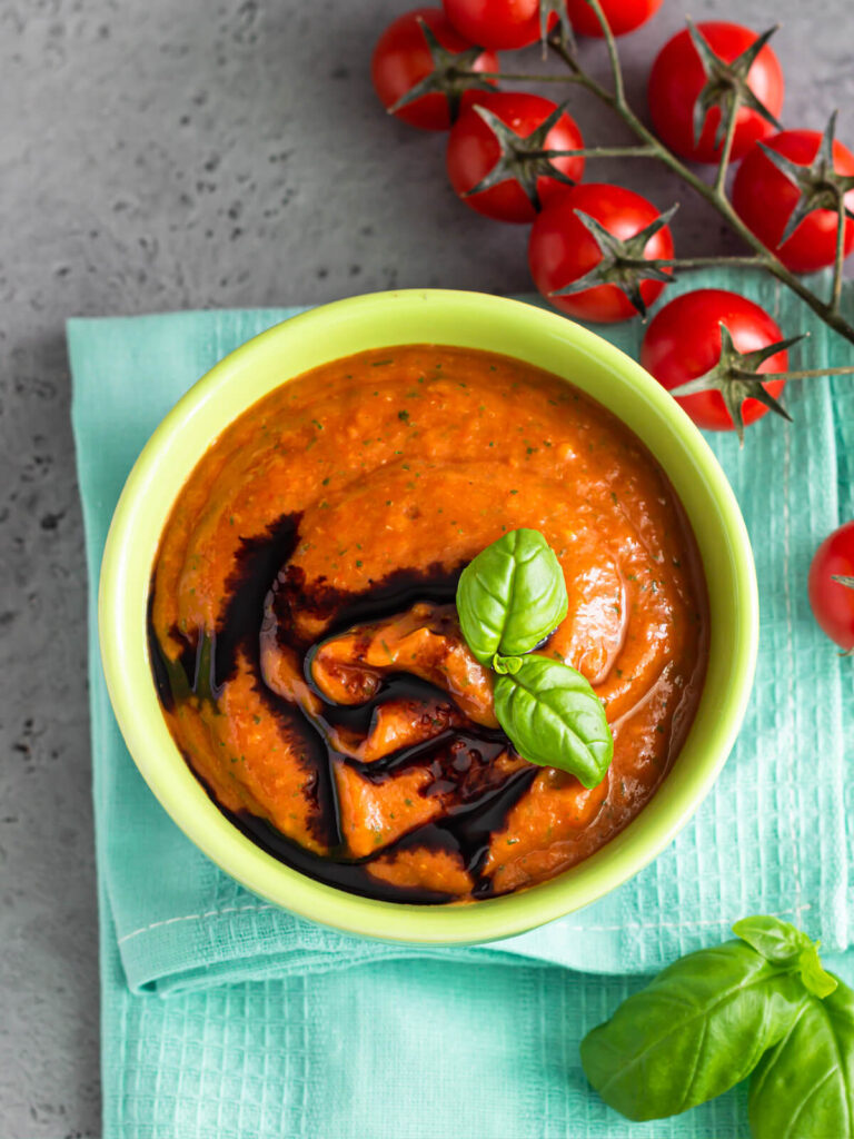 Gazpacho aus geröstetem Gemüse mit Avocado