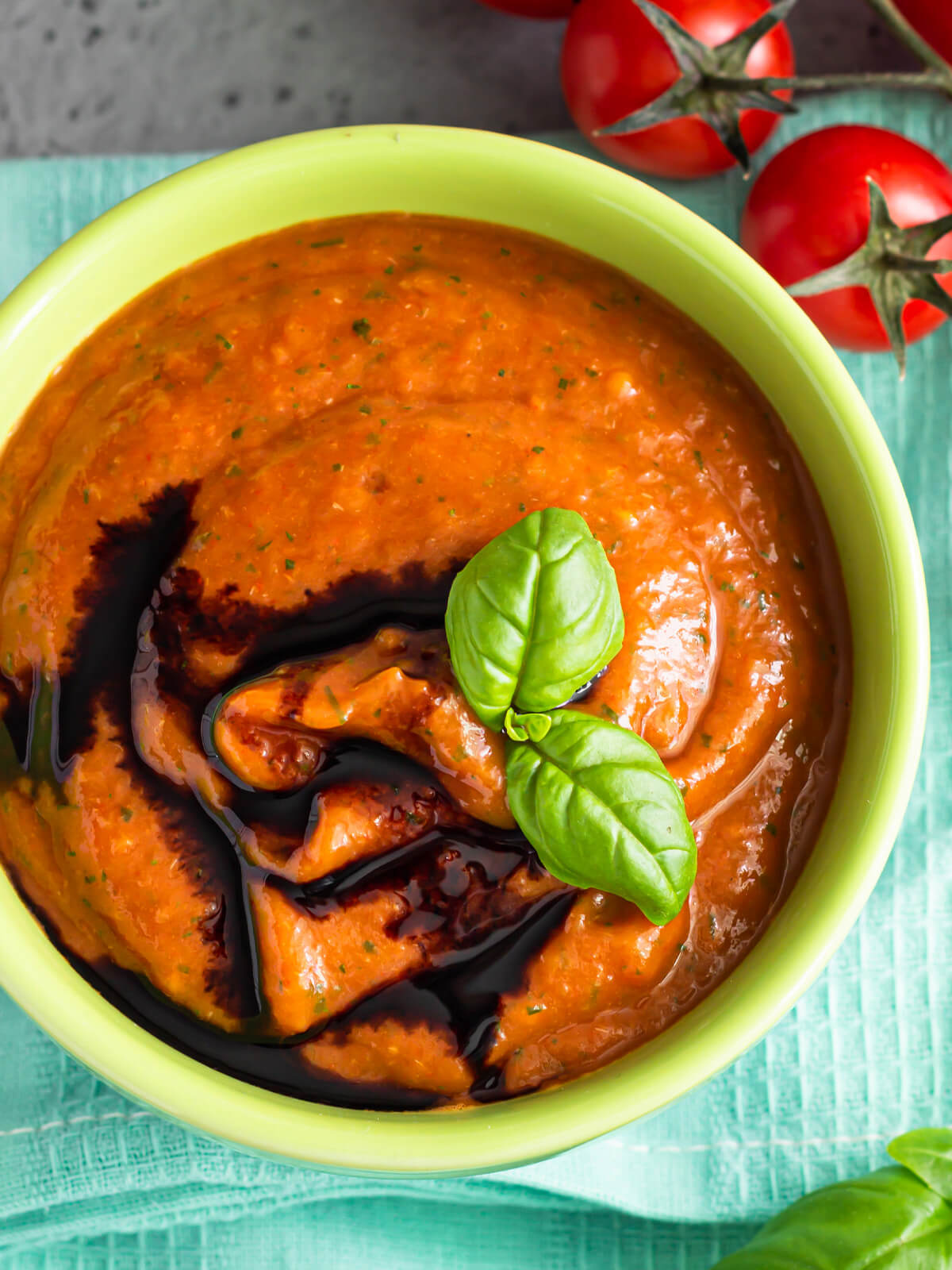 Gazpacho aus geröstetem Gemüse mit Avocado